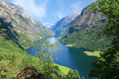 'Stunned'  in front of majestic natural scenery in Norway - 2