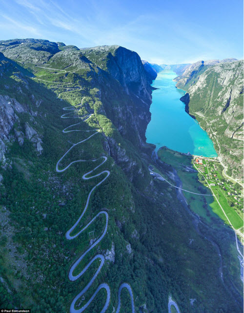 'Stunned'  in front of majestic natural scenery in Norway - 3
