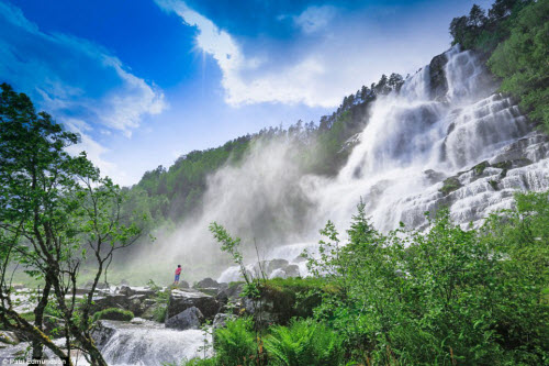 'Stunned'  in front of majestic natural scenery in Norway - 4