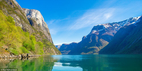 'Stunned'  in front of majestic natural scenery in Norway - 8
