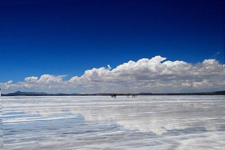 2.Salar de Uyuni: Located in southwest Bolivia, in Daniel Campos province, near the Andes, is the world's largest natural salt field formed by the movement of the earth's crust.  It is said to contain up to 10 billion tons of salt.  Due to their reflective properties, salt crusts create the perfect mirror, creating the illusion of making it seem as if you are walking on clouds.