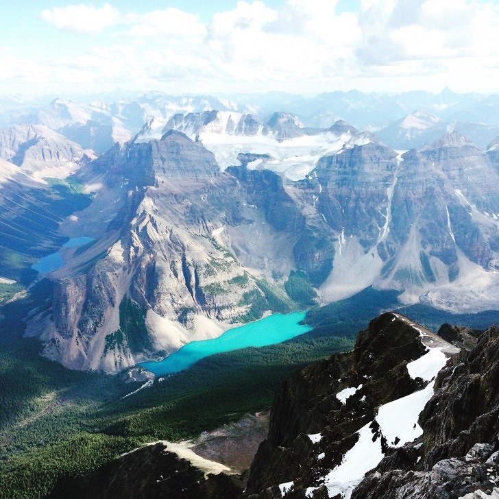 4. Banff National Park, Canada Banff National Park is Canada's oldest national park, established in 1885 in the Rocky Mountains.  The beauty of the fauna and flora here gives visitors a sense of peace and fully enjoy the beautiful scenery.  Besides, there are also a number of activities here such as skiing, mountain climbing, horse riding...