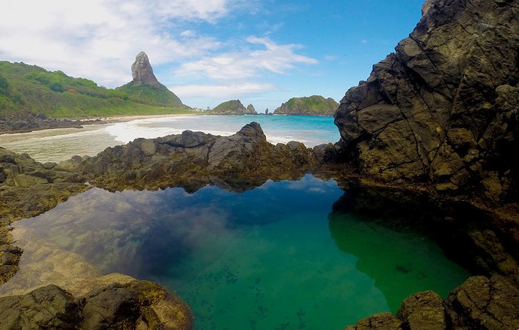 7. People who love mountain climbing will definitely know Fernando de Noronha, a place known for its charming scenery, free-roaming wild animals... Formed from a 28.5 km2 stretch of volcanic rock and 20 islands This small, remote archipelago was first discovered at the beginning of the sixteenth century by a Portuguese sailor, hence his name which became the name of the island - Fernando de Noronha.  This volcanic archipelago is made up of about 21 islands and only Fernando de Noronha is actually inhabited.